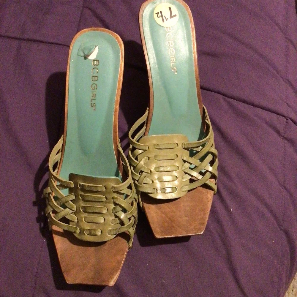 NWOT Green BCBG Slip On Wood Shoe 7.5 - Picture 1 of 7